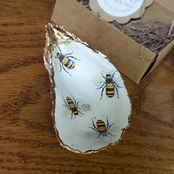 Natural Oyster/Scallop Bee Design Shells.🐝⚜️🐝 - Picture 2 of 3